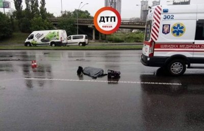 В Киеве на Южном мосту девушка погибла под колесами авто