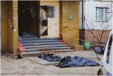 В Киеве возле подъезда 16-этажного дома найдено тело нацгвардейца. Появилось видео