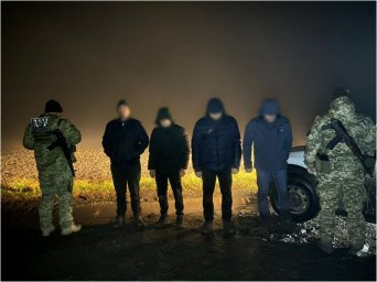 На Одещині прикордонники затримали двох чоловіків разом з переправниками. З’явилося відео