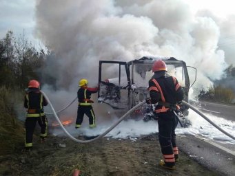 В Ровненской области во время движения загорелся грузовик
