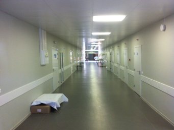 В Ровно буйный больной избил медработников и пытался совершить суицид. Появилось видео