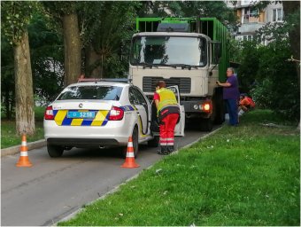 В Киеве на бульваре Верховной Рады мужчина погиб под колесами мусоровоза