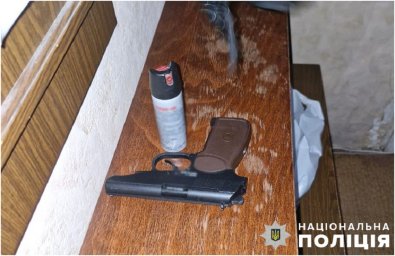 У Києві затриманий чоловік, який вчинив конфлікт зі зброєю в кафе. З’явилося відео