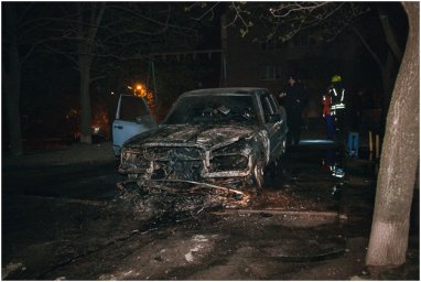 В Днепре на улице 20-летия Победы сгорел Mercedes. Появилось видео
