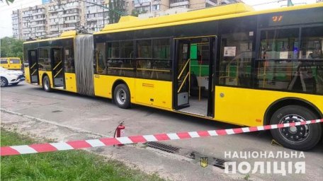В Киеве мужчина поджег троллейбус. Появилось видео