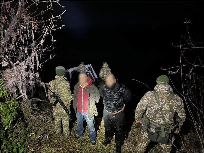 Двоє чоловіків намагалися подолати Дністер на матрацах. З’явилося відео