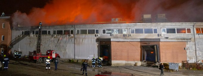 Масштабный пожар в Днепре. Появилось видео
