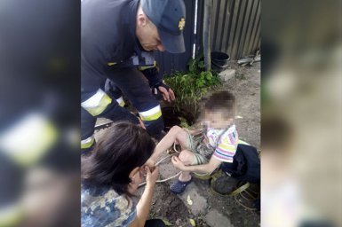В Днепре ребенок провалился в канализационный люк. Появилось видео
