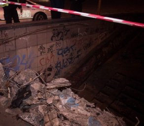 В Киеве автомобиль въехал в подземный переход и врезался в столб