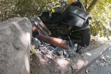 В Киеве автомобиль врезался в электроопору. Видеоматериал с места событий