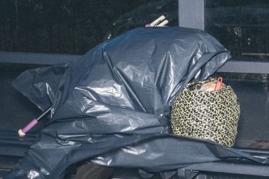 В Киеве на остановке скончалась пожилая женщина