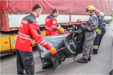 В Киеве водитель фуры погиб под упавшим на него прицепом. Появилось видео
