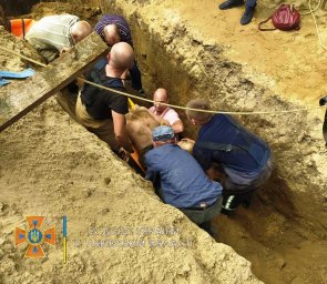 Во Львовской области мужчину засыпало землей