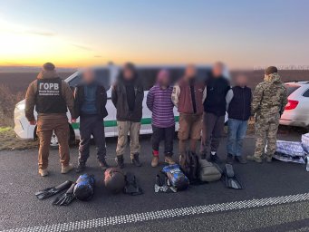Прикордонники Могилів-Подільського загону зупинили два авто з «дайверами». З'явилося відео