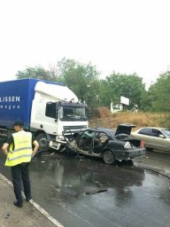 В Запорожье столкнулись фура и легковой автомобиль. Есть пострадавшие