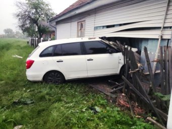 У Львівській області автомобіль врізався у житловий будинок