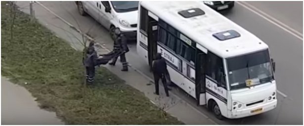 В Одессе на остановке внезапно умер мужчина. Появилось видео