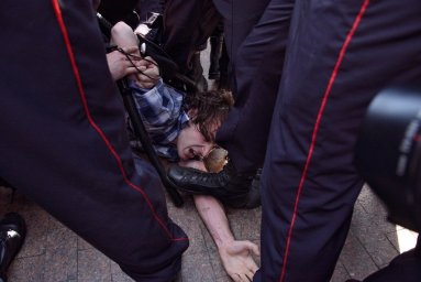 В Воронеже полицейские зверски избили футбольного болельщика. Видео