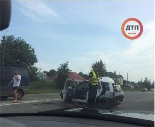 На трассе Киев-Чернигов микроавтобус протаранил легковой автомобиль. Есть пострадавшие