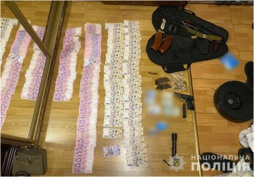 У Запоріжжі затримана група ділків, які  вимагала з чоловіка великі гроші. З’явилося відео