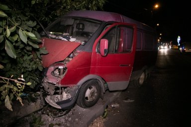 В Киеве микроавтобус врезался в электроопору. Появилось видео