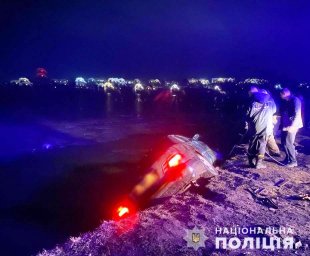 В Балте автомобиль сорвался в реку. Появилось видео