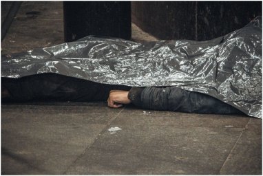 В Киеве у входа на железнодорожный вокзал внезапно умер мужчина