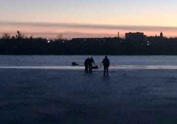 В Мироновке мужчина провалился под лед. Появилось видео