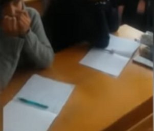 В Шостке учительница захватила в заложники целый класс детей. Появилось видео