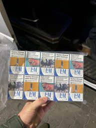 Чоловік, який вирішив незаконно перевезти сигарети через кордон, пішов додому пішки. З'явилося відео