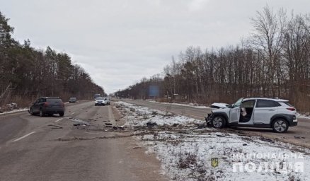 Біля с. Довжик сталося зіткнення зустрічних автомобілів. Є постраждалі