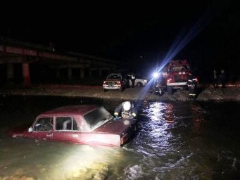 В Ивано-Франковской области автомобиль сорвался в реку