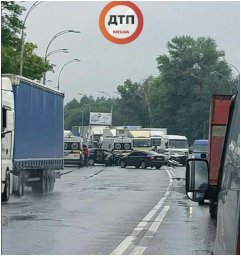 В Киеве произошло лобовое столкновение автомобилей