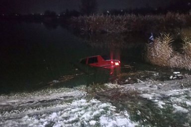 С Соленом спасатели вытащили из водоема автомобиль. Появилось видео