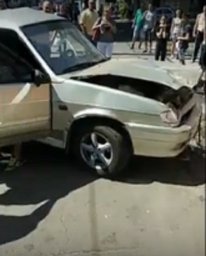 Появилось видео ДТП на Молдаванке – «Лада» влетела в подвал. Есть пострадавшие