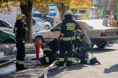 В Днепре из горящей квартиры спасли пенсионера. Появилось видео