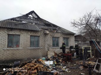 В Изюме спасатели вынесли из огня двоих детей