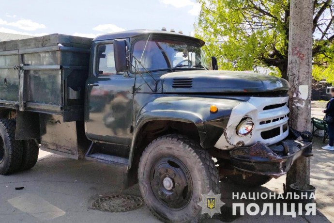 В Умани мужчина протаранил пятнадцать автомобилей. Появилось видео