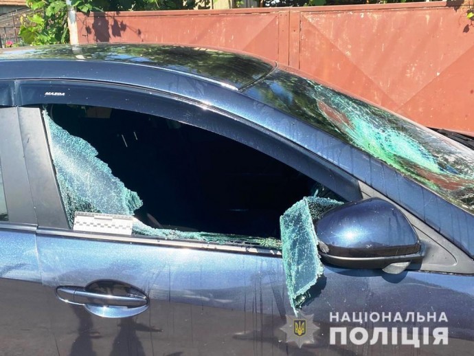 На Закарпатье мужчина разгромил автомобили соседки