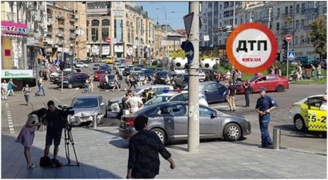 В Киеве столкнулись 3 автомобиля, один загорелся