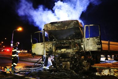 В Днепре столкнулись четыре грузовых автомобиля. Появилось видео