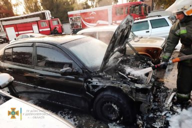 В Кривом Роге на стоянке горели шесть автомобилей