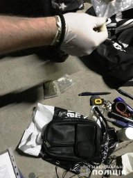 В Берегове мужчина в состоянии наркотического опьянения напал на улице на семейную пару