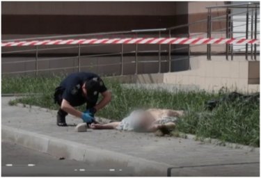 В Киеве из окна 12 этажа выпал мужчина. Появилось видео