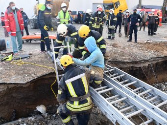 В Николаеве двоих юношей спасли из-под завала. Появилось видео