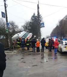 В Житомире автомобиль и скорая помощь влетели в жилой дом. Появилось видео