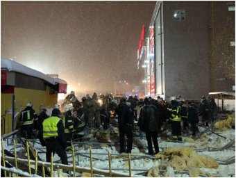 В Харькове обвалилась крыша торгового павильона. Есть пострадавшие. Появилось видео