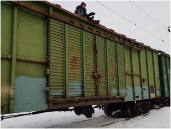 В Кропивницком подростка на крыше вагона ударило током