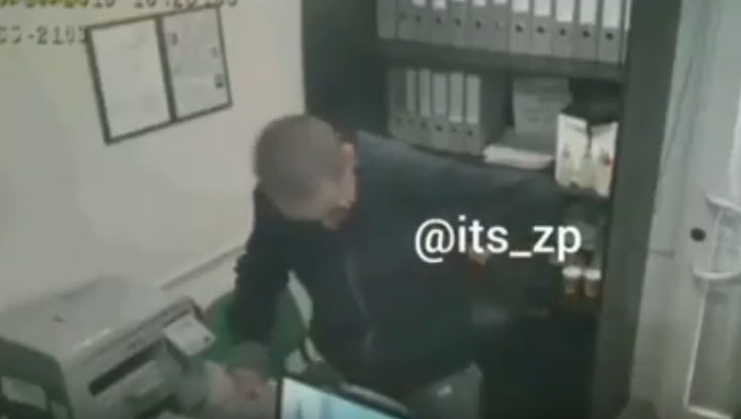 В Запорожье ограблен ломбард. Появилось видео ограбления