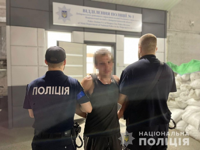 В Днепре мужчина совершил разбойное нападение на подростков